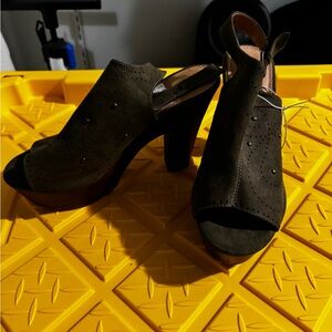 Elegant Olive Green Women's Heels